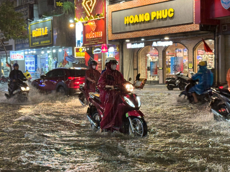 Nhiều tuyến đường trung tâm thành phố như Lê Duẩn, Hoàng Hoa Thám, Hải Phòng, Hàm Nghi, Nam Trân, Tôn Đức Thắng, Âu Cơ ngập nặng (Ảnh: Vũ Lê)