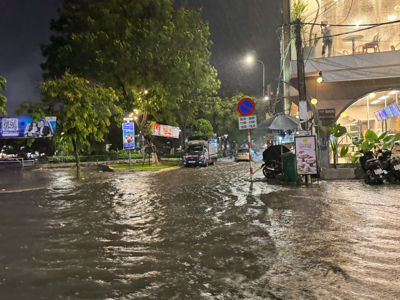 Nước ngập tràn lên các vỉa hè (Ảnh: Vũ Lê)
