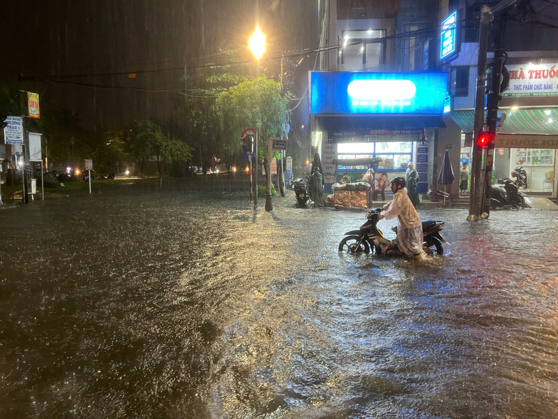 Xe máy hỏng máy do nước vào trên đường Tôn Đức Thắng (Ảnh: Vũ Lê)