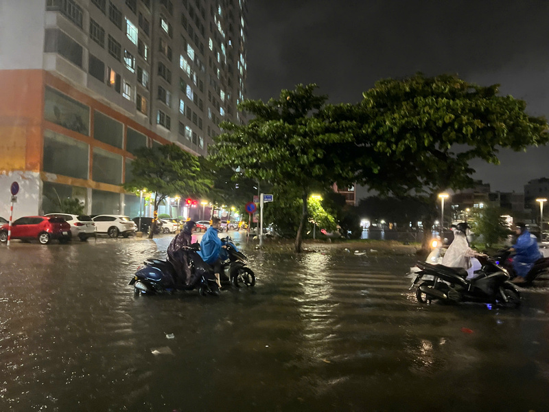Theo thông tin của Đài Khí tượng thủy văn Trung trung bộ, từ 18h00 ngày 5/7, nhiều xã, phường trên thành phố Đà Nẵng có mưa vừa, mưa to như Thạnh Mỹ, Phú Thuận, Thu Bồn, Vu Gia, Duy Xuyên, Bà Nà, Hòa Khánh, Hải Vân, Liên Chiểu, Đại Lộc, Nam Phước, Xuân Phú, Hội An, Điện Bàn, Duy Xuyên, Thăng An... (Ảnh: Vũ Lê)