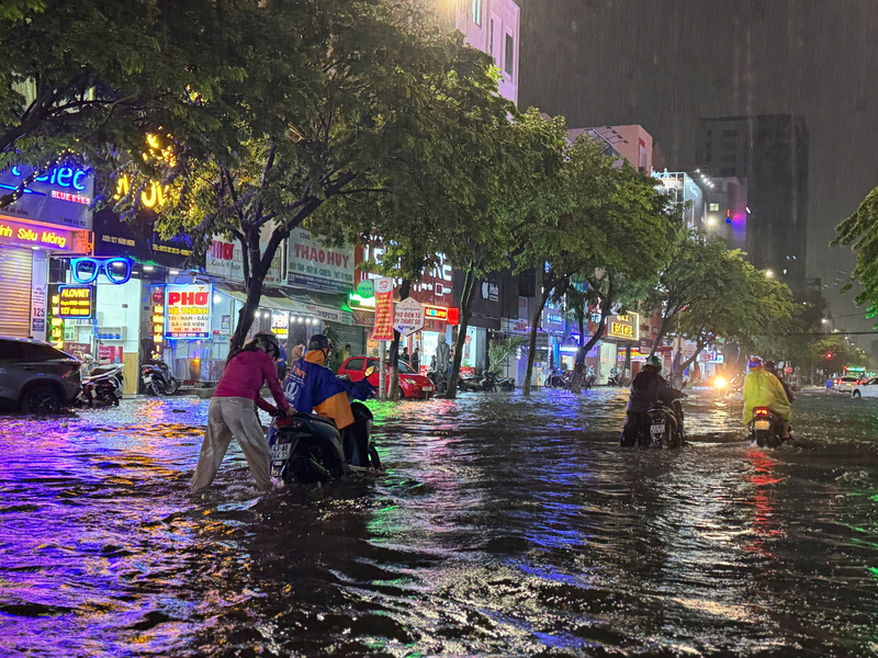 Xe hỏng máy trên đường Hàm Nghi thành hàng dài (Ảnh: Vũ Lê)