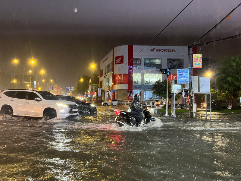 Đường Tôn Đức Thắng cũng ngập sâu (Ảnh: Vũ Lê)