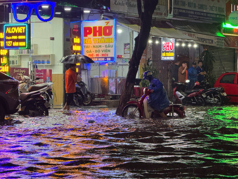 Ngập hơn nửa bánh xe máy trên đường Hàm Nghi (Ảnh: Vũ Lê)