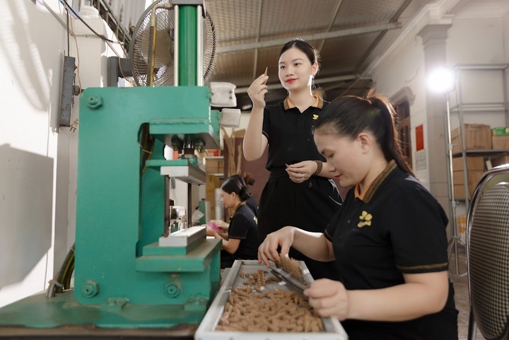Chị Nguyễn Thị Huyền Trang (đứng) kiểm tra chất lượng trầm hương (Ảnh: NVCC)