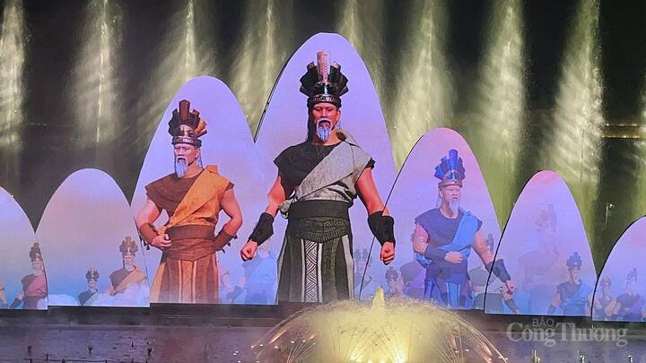 Show biểu diễn thực cảnh Sử thi Âu Lạc ánh sáng nhạc nước hồ Sương Mai. Ảnh: Lê Sơn