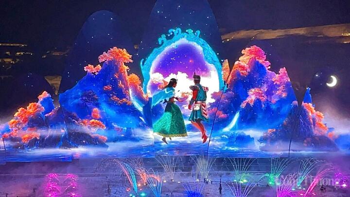 Show diễn nghệ thuật “Sử thi Âu Lạc” đem lại sự mãn nhãn cho người dân và du khách. Ảnh: Lê Sơn