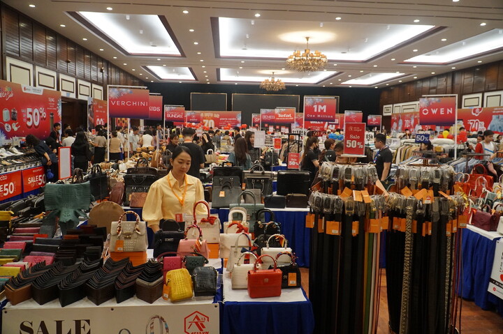 Hơn 40.000 lượt khách tham quan, mua sắm tại ngày hội khuyến mại hàng hiệu Đà Nẵng mở ra cơ hội về các chương trình khuyến mại hàng hiệu chuyên sâu tại thành phố (Ảnh: Vũ Lê)X