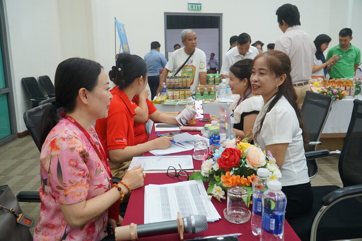 Kết nối B2B giữa nhà sản xuất và nhà phân phối tại hội nghị kết nối giao thương Đà Nẵng, Nghệ An, Đồng Nai (Ảnh: Vũ Lê)X