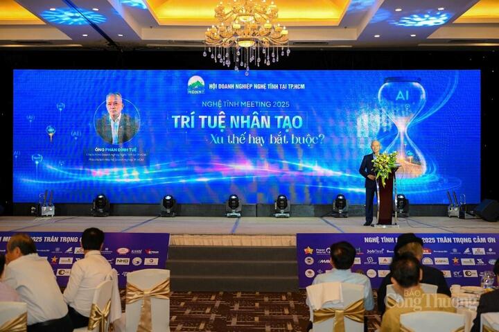 Ông Phan Đình Tuệ, Phó Chủ tịch HUBA và Chủ tịch Hội Doanh nghiệp Nghệ Tĩnh tại TP. Hồ Chí Minh phát biểu tại sự kiện.