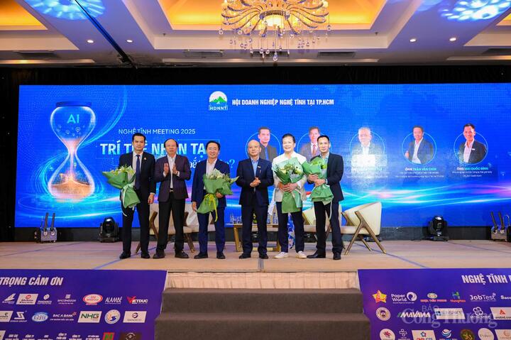 Các diễn giả chụp ảnh lưu niệm tại sự kiện.