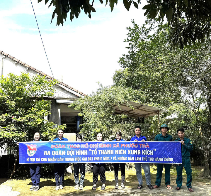 Các đoàn viên thanh niên tại xã Phước Trà tham gia hỗ trợ người dân thực hiện thủ tục hành chính khi vận hành chính quyền 2 cấp (Ảnh: Nguyễn Dương)