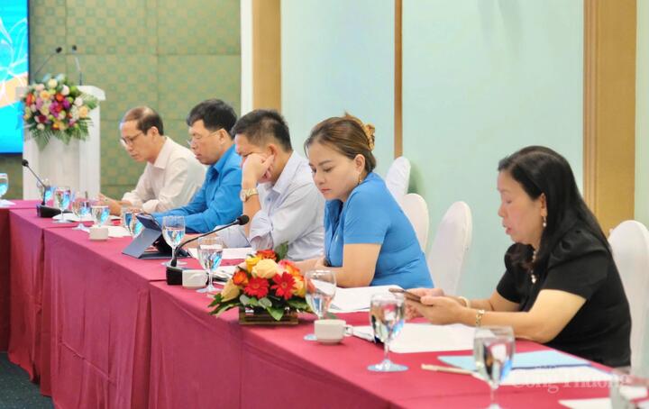 Các đồng chí Ủy viên Ban Thường vụ