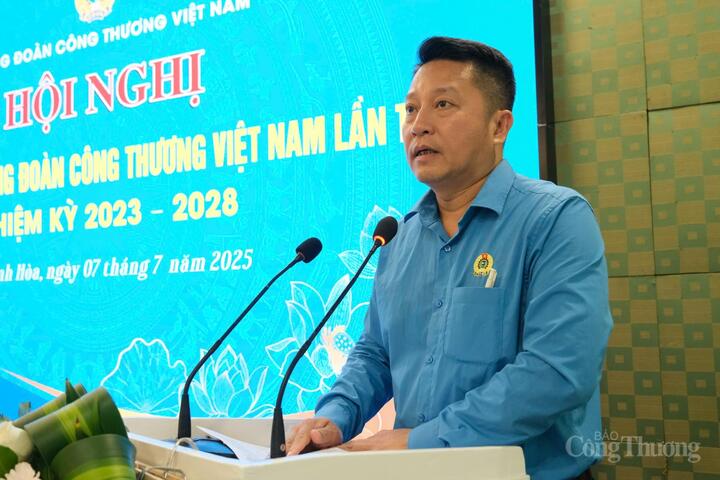 Đồng chí Vũ Thanh Thái, Phó Trưởng ban, phụ trách Ban Tuyên giáo, Nữ công báo cáo tổng kết Tháng Công nhân năm 2025