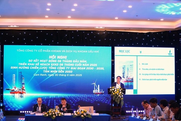 Tổng giám đốc Nguyễn Xuân Cường trình bày định hướng chiến lược PV Drilling giai đoạn 2030-2035, tầm nhìn đến 2050 (Ảnh: PV Drilling)