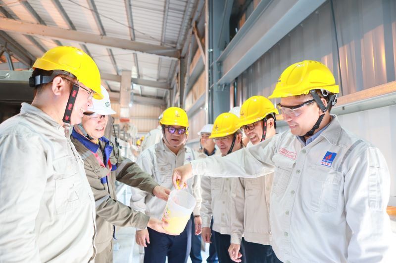 Ban lãnh đạo BSR kiểm tra chất lượng sản phẩm lưu huỳnh hạt tại xưởng sản xuất (Ảnh: BSR)