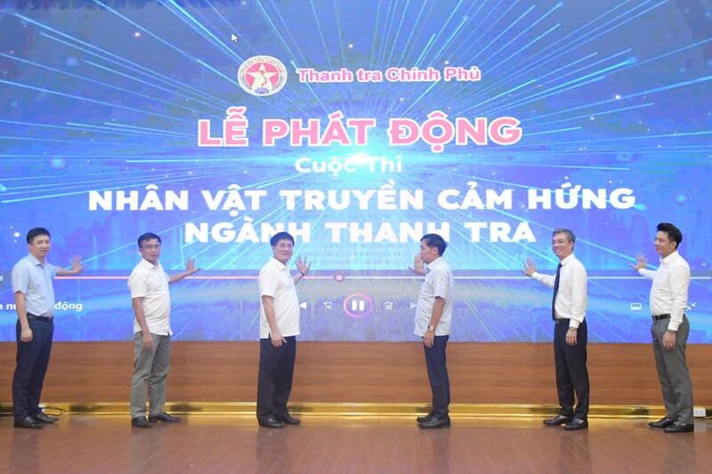 Phó Tổng Thanh tra Chính phủ Lê Sỹ Bảy cùng đại diện Ban Tổ chức và khách mời chính thức khởi động Cuộc thi “Nhân vật truyền cảm hứng ngành Thanh tra". Ảnh: Quang Huy