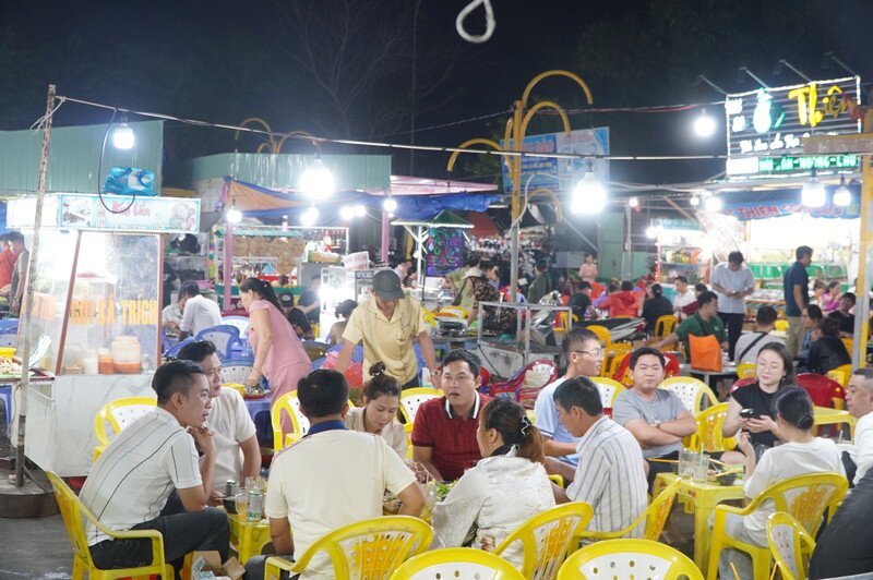 Chợ đêm Côn Đảo thu hút nhiều khách du lịch. Ảnh: Nguyễn Ngọc