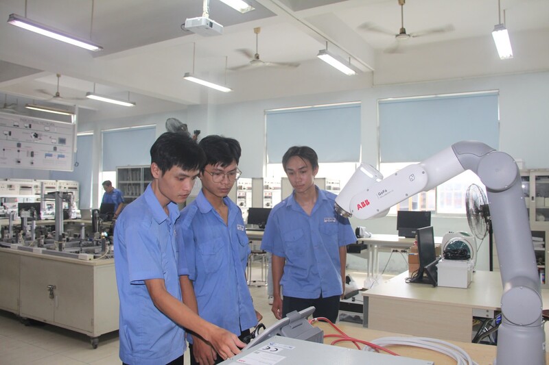 Nhà trường đã và đang xây dựng các trung tâm đào tạo mô phỏng nhà máy thông minh, tích hợp các công nghệ mới như tự động hóa, robot, cảm biến công nghiệp và trí tuệ nhân tạo. Ảnh: Ngọc Hoa