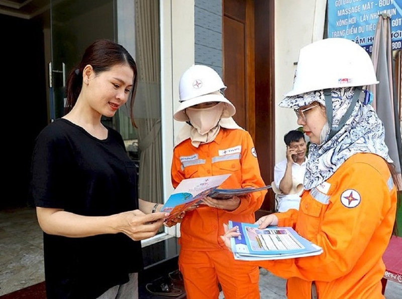 Hóa đơn tiền điện tăng cao khiến nhiều người dân phải bật chế độ “siêu tiết kiệm điện” mùa nắng nóng. Ảnh: Phúc Sơn