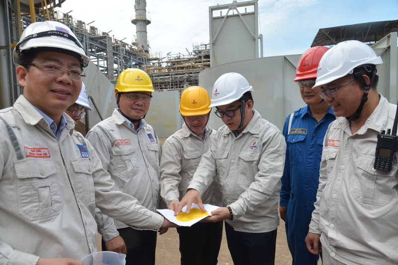 Ban lãnh đạo BSR kiểm tra chất lượng hạt lưu huỳnh sau khi tạo thành, đảm bảo tiêu chuẩn kỹ thuật trước khi xuất xưởng (Ảnh: BSR)