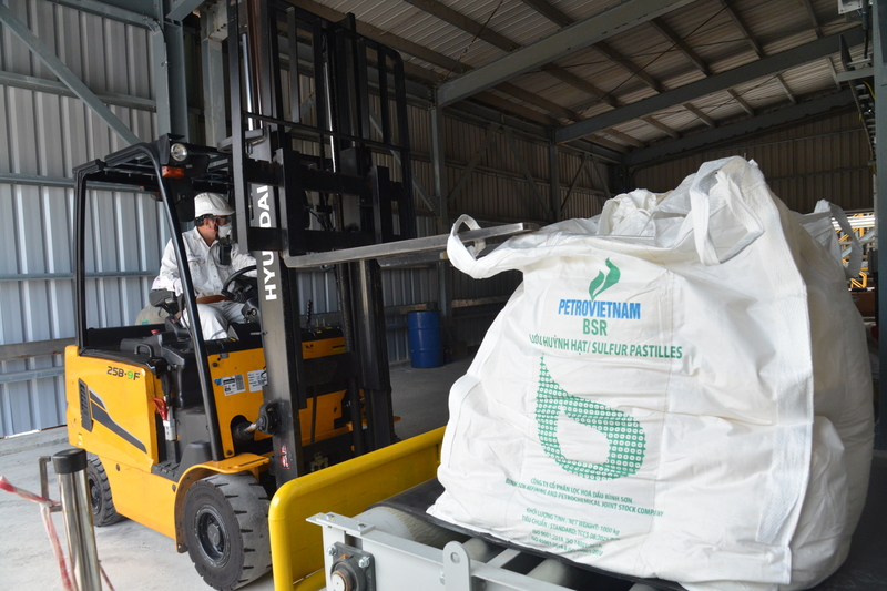 Lưu huỳnh hạt được đóng gói bằng bao jumbo 1 tấn thuận tiện cho bảo quản và vận chuyển (Ảnh: BSR)