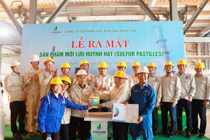 Đại diện BSR thực hiện nghi thức bàn giao sản phẩm và chứng thư chất lượng cho nhà thầu (Ảnh: BSR)