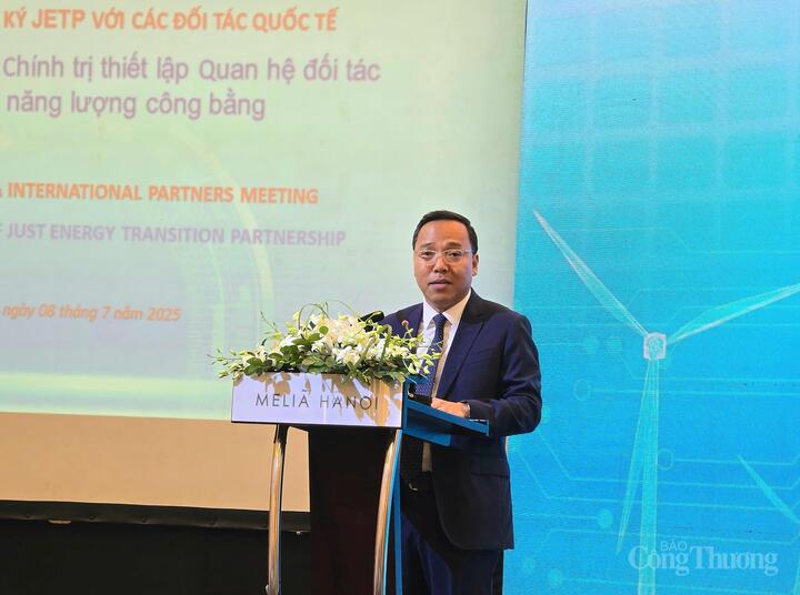 Thứ trưởng Bộ Công Thương Nguyễn Hoàng Long phát biểu kết luận phiên họp