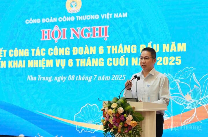 Đồng chí Lương Bảo Phúc, Phó Chủ tịch Công đoàn Công ty Cổ phần Nhựa Bình Minh trình bày tham luận tại hội nghị