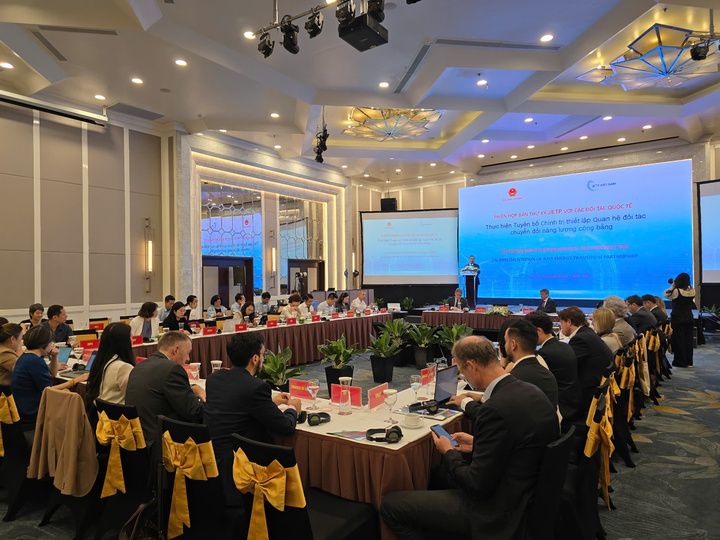 Toàn cảnh phiên họp. Ảnh: Thu Hường