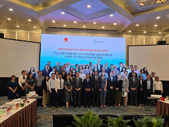 Ban Thư ký JETP, đại diện các bộ, ngành, doanh nghiệp, chuyên gia cùng các đối tác quốc tế chụp ảnh lưu niệm
