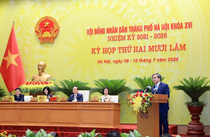Phó Chủ tịch UBND thành phố Hà Nội Trương Việt Dũng trình bày Báo cáo tóm tắt về công tác chỉ đạo, điều hành và kết quả phát triển kinh tế - xã hội 6 tháng đầu năm và các nhiệm vụ, giải pháp trọng tâm 6 tháng cuối năm 2025 của UBND thành phố Hà Nội. Ảnh: HH