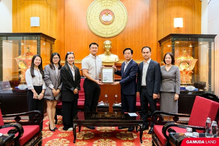 Đại diện Gamuda Land, Tổng giám đốc James Lai Siaw Pi nhận bằng cảm ơn từ Mặt trận Tổ quốc