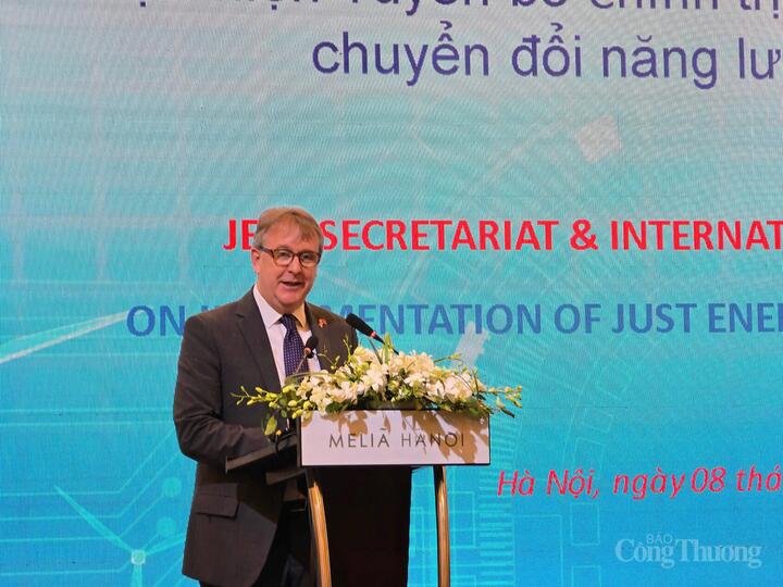Ông Marcus Winsley, Phó Đại sứ Vương quốc Anh phát biểu tại phiên họp