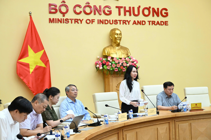 Bà Lê Hoàng Oanh, Cục trưởng Cục Thương mại điện tử và Kinh tế số báo cáo tiến độ, nội dung tóm tắt Dự thảo Luật Thương mại điện tử tại Hội nghị lấy ý kiến dự thảo Luật Thương mại điện tử ngày 30/6. Ảnh: Cấn Dũng
