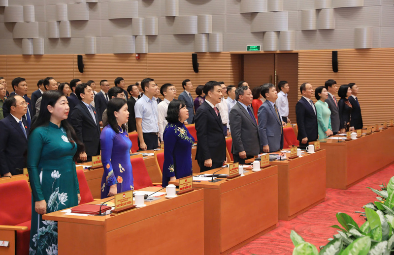 Các đại biểu dự kỳ họp thứ 25, HĐND thành phố Hà Nội khóa XVI, nhiệm kỳ 2021-2026 thực hiện nghi lễ chào cờ tại phiên khai mạc sáng 8/7/2025.