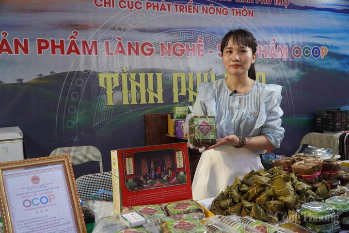 Chị Nguyễn Thị Lợi, đại diện Hộ kinh doanh Nguyễn Văn Ninh với sản phẩm bánh chưng Ninh Hằng đạt OCOP 3 sao.