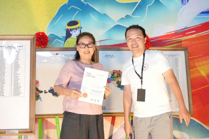 Trao thư cảm ơn cho các mạnh thường quân trúng đấu giá tranh tại triển lãm. Ảnh: QL