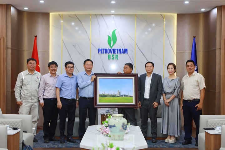 Ban lãnh đạo BSR (bên trái) trao tặng bức tranh NMLD Dung Quất do họa sĩ Việt Nam vẽ cho Công ty Somvanchaleun.g (Ảnh: BSR)