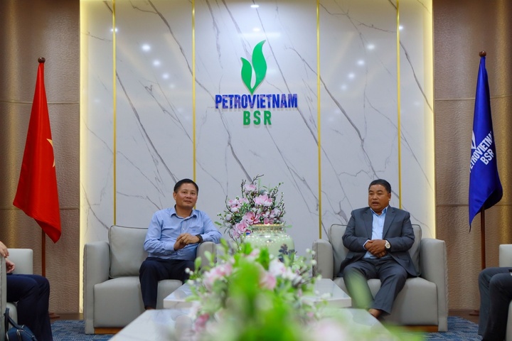 Tổng Giám đốc Angtaen Sydavong (bên phải) trao đổi các thông tin liên quan với Chủ tịch HĐQT BSR Bùi Ngọc Dương. (Ảnh: BSR)