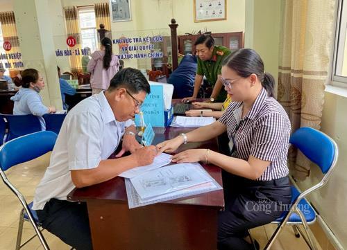 Cán bộ tỉnh xuống cơ sở hướng dẫn người dân Cần Thơ làm các thủ tục hành chính