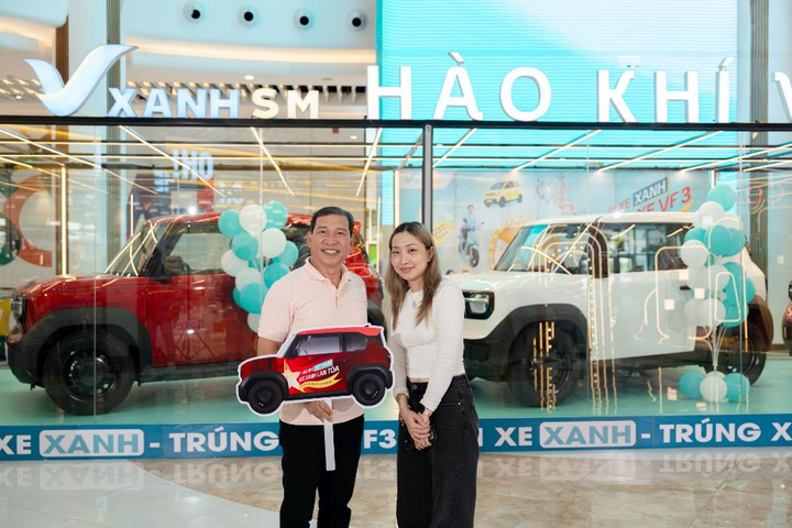 Chị Như Quỳnh (bên trái), khách hàng may mắn trúng xe VF 3, cùng nghệ sĩ Quang Thắng, khách mời đặc biệt của chương trình