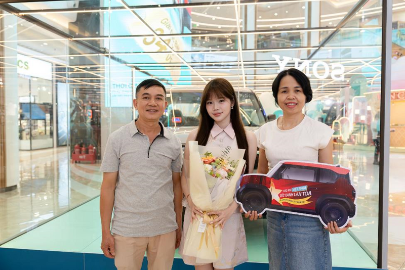 Chị Minh Châu, khách hàng trẻ tuổi tại Hà Nội trúng xe VF 3 sau 2 năm đồng hành cùng Xanh SM