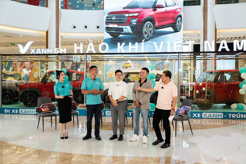 Nghệ sĩ Quang Thắng giao lưu cùng các khách hàng may mắn tại phiên livestream đặc biệt của chương trình “Hào khí Việt Nam – Sức Xanh lan tỏa”