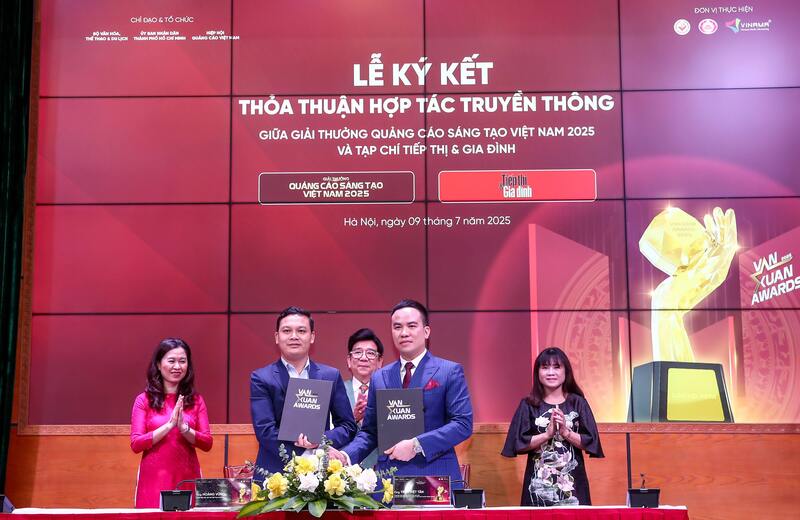 Ký kết hợp tác truyền thông về cuộc thi “Giải thưởng Quảng cáo sáng tạo Việt Nam" năm 2025. Ảnh: Nam Nguyễn