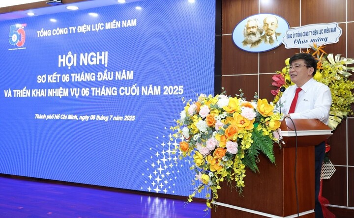 Bí thư Đảng uỷ, Chủ tịch HĐTV EVNSPC Lê Văn Trang tiếp thu chỉ đạo của Chủ tịch HĐTV EVN. Ảnh: EVNSPC.