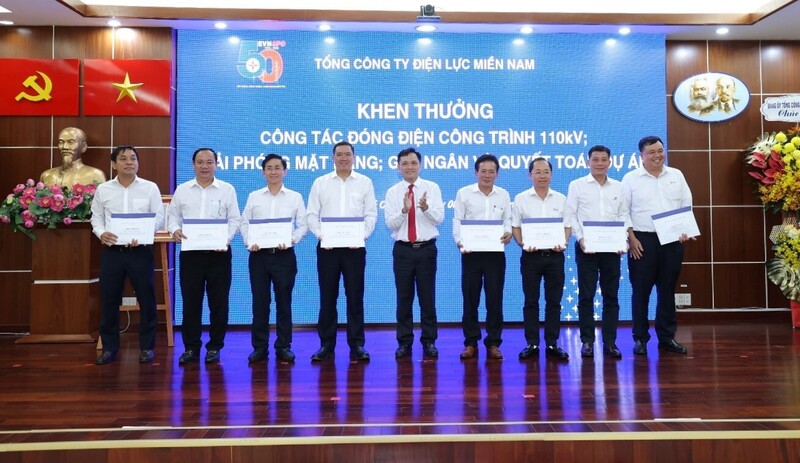 Tổng giám đốc EVNSPC Nguyễn Phước Đức khen thưởng các tập thể có thành tích xuất sắc trong công tác đóng điện các công trình 110kV. Ảnh: EVNSPC.