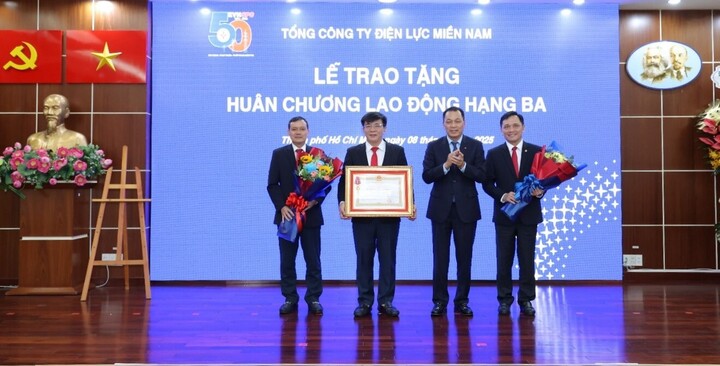 EVNSPC đón nhận Huân chương Lao động Hạng Ba vì thành tích xuất sắc trong việc triển khai các dự án cấp điện miền núi, hải đảo và hoàn thành công trình đường dây 220kV Kiên Bình - Phú Quốc. Ảnh: EVNSPC.