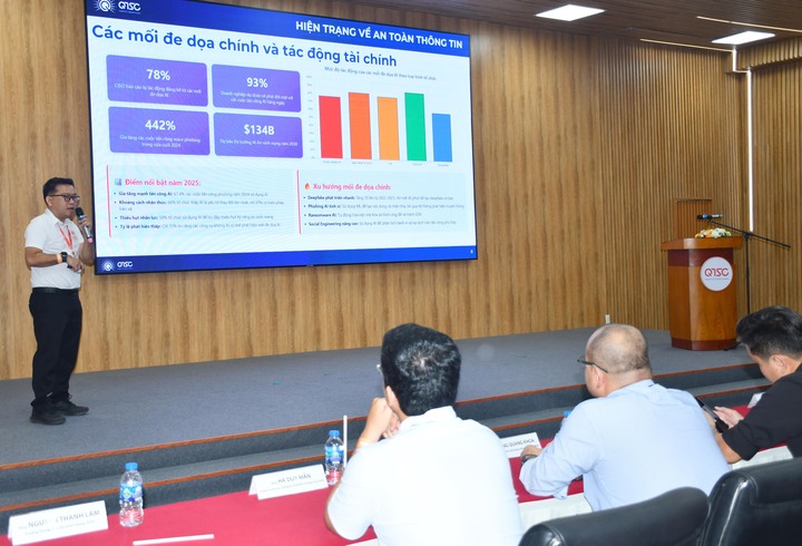 Chuyên gia chia sẻ kinh nghiệm, cập nhật xu hướng trong lĩnh vực an toàn thông tin, chuyển đổi số tại hội thảo. Ảnh: Minh Khuê.