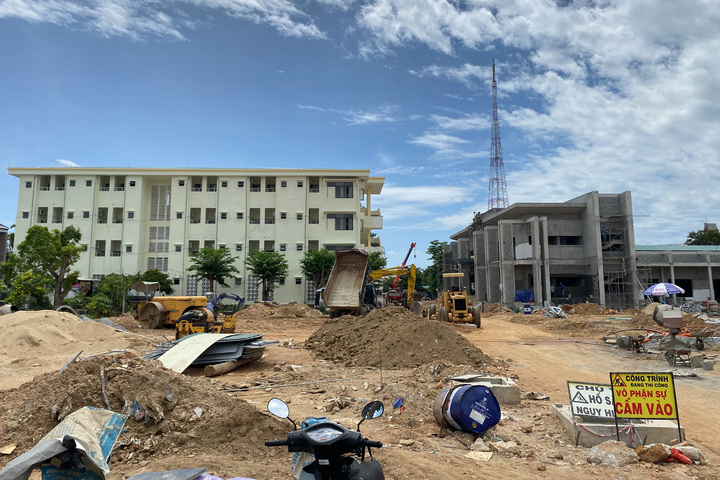 Theo thống kê, sau khi sáp nhập, có hơn 1.160 cán bộ, công chức, viên chức từ Kon Tum được điều động về làm việc tại trung tâm tỉnh Quảng Ngãi mới. Ảnh: Quảng Phú