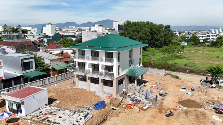 Trước đó, để hỗ trợ cán bộ từ Kon Tum xuống Quảng Ngãi công tác, HĐND tỉnh Kon Tum (cũ) đã ban hành nghị quyết về việc hỗ trợ một lần đối với cán bộ, công chức, viên chức và người lao động hưởng lương từ ngân sách nhà nước, với mức 25 triệu đồng/người. Nguồn kinh phí thực hiện được lấy từ ngân sách tỉnh Kon Tum (cũ). Ảnh: Quảng Phú